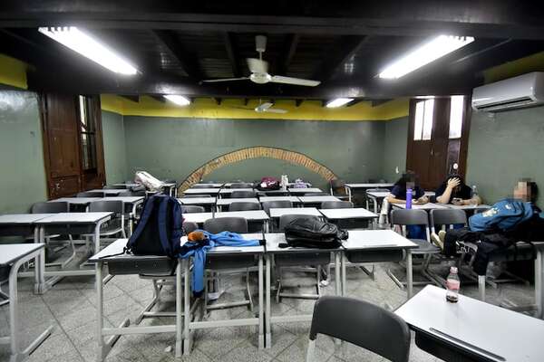 Alumnos no dieron castellano en todo el año, por falta de docentes, denuncian - Nacionales - ABC Color