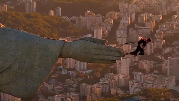Video: Policía busca a paracaidistas que se lanzaron desde el brazo derecho de Cristo Redentor