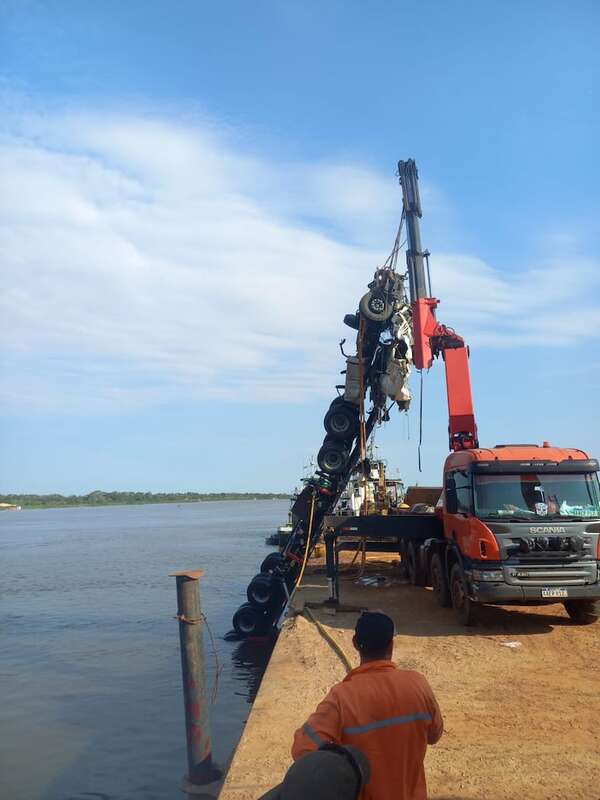 Concepción: extraen camión que cayó al río Paraguay y cuyo conductor murió - Nacionales - ABC Color