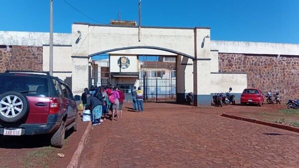 Estaba por salir de prisión, pero por una orden de captura no pudo ni cruzar el portón