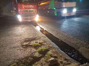 Camión cisterna derrama combustible en Madame Lynch y contamina el arroyo Itay - Nacionales - ABC Color