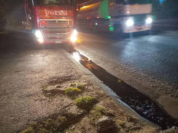 Camión cisterna derrama combustible en Madame Lynch y contamina el arroyo Itay - Nacionales - ABC Color
