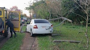 Automovilista pierde el control y choca contra una columna en Encarnación