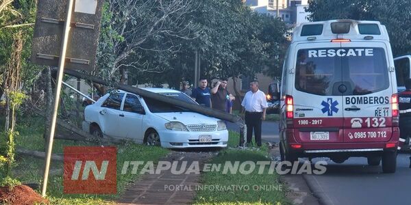 JOVEN CONDUCTOR DERRIBÓ UNA COLUMNA DE LA ANDE TRAS PERDER EL CONTROL