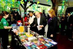 Con la presencia del Viceministro de Educación Superior y gran participación de la comunidad, se realizó con éxito la VI Libroferia Colonias Unidas
