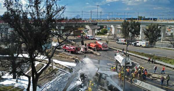 La Nación / México: explosión de un camión con gas registra diez muertos