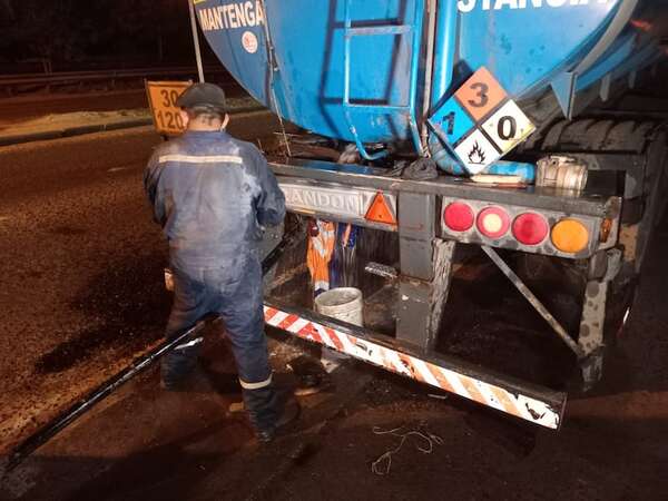 Video: aguardan orden fiscal para transferir combustible a otro camión cisterna - Nacionales - ABC Color