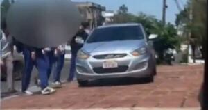 La Nación / Hombre agredió a tres adolescentes que esperaban bus frente a su garaje