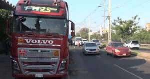 La Nación / Asunción: Tras casi 10 horas del derrame de combustible, finalmente acudieron a limpiar