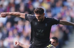 Una muralla: los números de Omar Alderete ante Crystal Palace