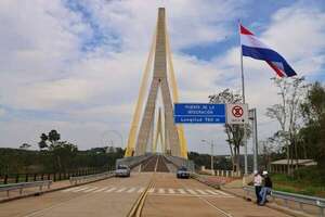 Reavivan propuesta de que el Puente de la Integración se destine solo para camiones pesados   - ABC en el Este - ABC Color