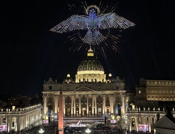 Show de drones sorprendió a los asistentes durante el "Grace for the World" en El Vaticano