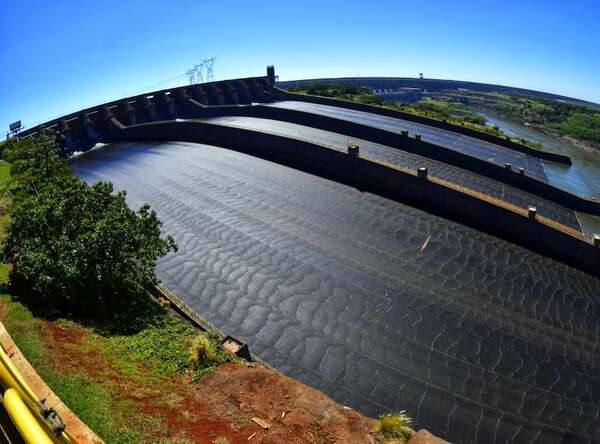 Itaipú: ¿realidad o adulonería? - Económico - ABC Color