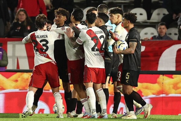 Versus / Duelo de paraguayos: River Plate vence a Estudiantes y regresa a la punta