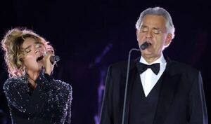 Andrea Bocelli y Karol G cantaron "Vivo por ella" en el histórico concierto "Grace for the world"