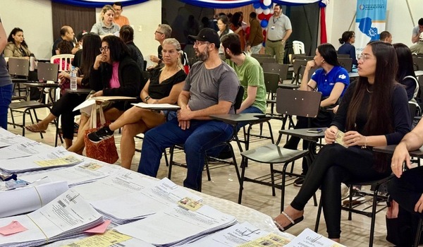Más de mil extranjeros solicitaron residencia en el MigraMóvil de Ciudad del Este - ADN Digital