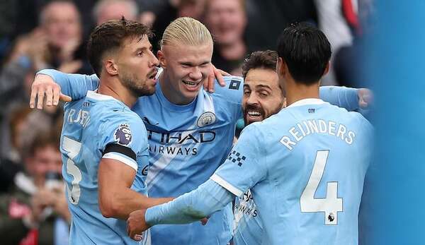 Primera presencia en la Premier de Diego León, con derrota del United en el clásico de Manchester - Fútbol de la Premier League - ABC Color