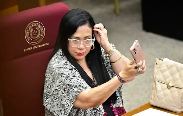 La amenazan con perder su banca y Yamy Nal advierte que muchos otros senadores caerán - ADN Digital