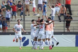 Versus / Nacional se divierte ante Olimpia y es único escolta de Guaraní