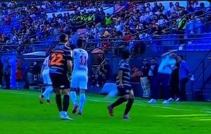 Popular / (VIDEO) ¡Cosas del fútbol! ¡El pelotazo de Matías Almeida que pegó en la cara de su abuelo!