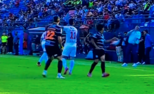 Versus / El tremendo pelotazo de Matías a la cara de su abuelo Éver Hugo Almeida