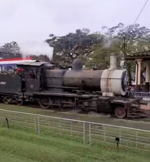 Locomotra "El Inglés" volvió un rato a la vida por festejos del 138° aniversario de Ypacaraí
