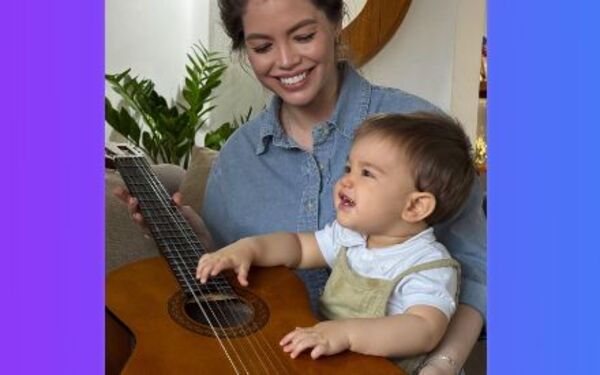 Popular / ¡Ex miss enterneció las redes cantando en guaraní a su bebé!