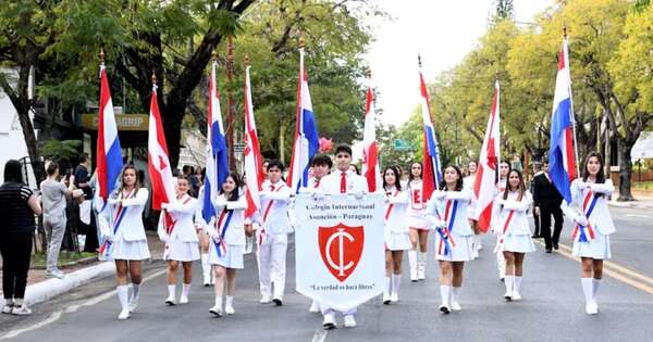 La Nación / Con un desfile celebraron su aniversario 105