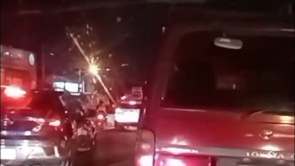 Automóvil choca contra estructura en Capiatá y causa caos vehicular