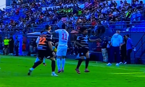 Insólita postal en el Nacional vs. Olimpia: pelotazo de Matías Almeida contra el rostro de su abuelo Éver Hugo