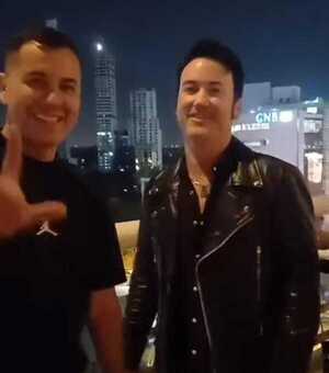 Popular / (VIDEO) ¡"Rey del barro" conoció a artistas de Green Day!