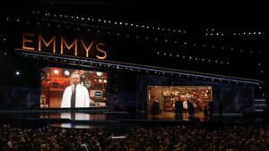 Moda y política en los Emmy: Del pañuelo palestino de Bardem a la pedrería de Jenna Ortega