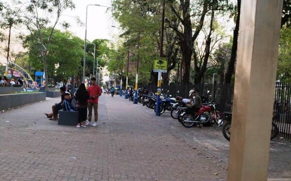 Motoqueiros copan la plaza central de Luque •