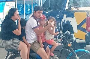 Luque, tierra de nadie: Así, un irresponsable transporta a niños en moto •