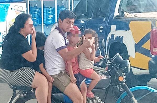 Luque, tierra de nadie: Así, un irresponsable transporta a niños en moto •