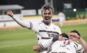 Golazo de Ronaldo Martínez para la victoria de Platense