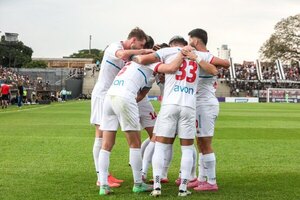 Versus / Nacional, el único que aprovechó la frenada del puntero
