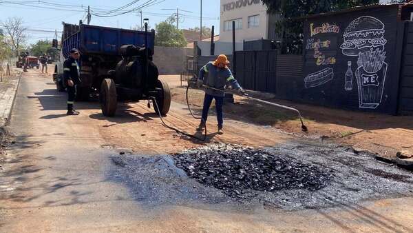Prosiguen obras de bacheos en calamitosas calles de M. Roque Alonso