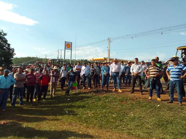 Productores anuncian movilización para exigir el arreglo de la ruta PY08 y asistencia a los agricultores - Nacionales - ABC Color