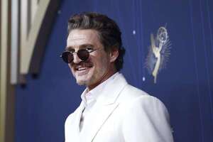 Pedro Pascal, de impecable blanco, marcó tendencia en la red carpet de los Premios Emmy - Gente - ABC Color