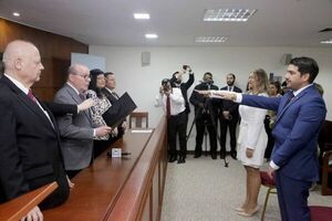 Presidente y ministros de la Corte Suprema tomaron juramento a magistrado y defensora pública
