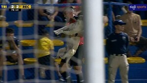Firuláis quiso meter gol para Trinidense pero le sacaron de la cancha