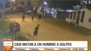 Tres hombres casi mataron a golpes a otro en plena calle
