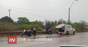 JOVEN MOTOCICLISTA LESIONADA TRAS CAÍDA EN TOMÁS R. PEREIRA