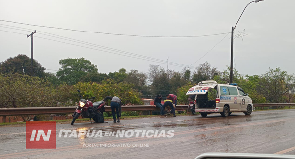 JOVEN MOTOCICLISTA LESIONADA TRAS CAÍDA EN TOMÁS R. PEREIRA