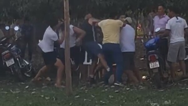 Video: Pelea tras partido de fútbol empaña torneo parroquial en Concepción