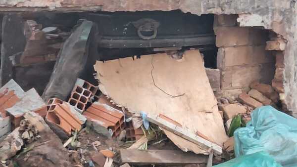 Ataúdes al descubierto y vertedero clandestino en vereda de la Recoleta