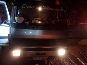 Asaltantes con placas policiales atracan camión de cerveza y se llevan millonario botín - Policiales - ABC Color