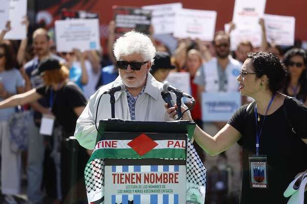 Almodóvar, sobre protestas propalestina: Los políticos tienen que oír lo que dice la calle - Cine y TV - ABC Color