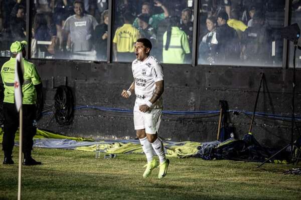 Toño Galeano llega a 10 goles en Brasil - Fútbol - ABC Color